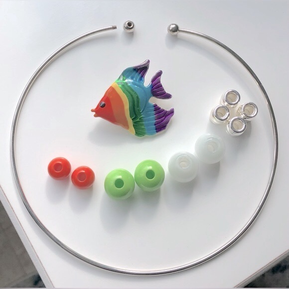 🎉Silver Collar Necklace with Vintage MJ Signed Tropical Fish Pendant and Beads - Picture 6 of 7